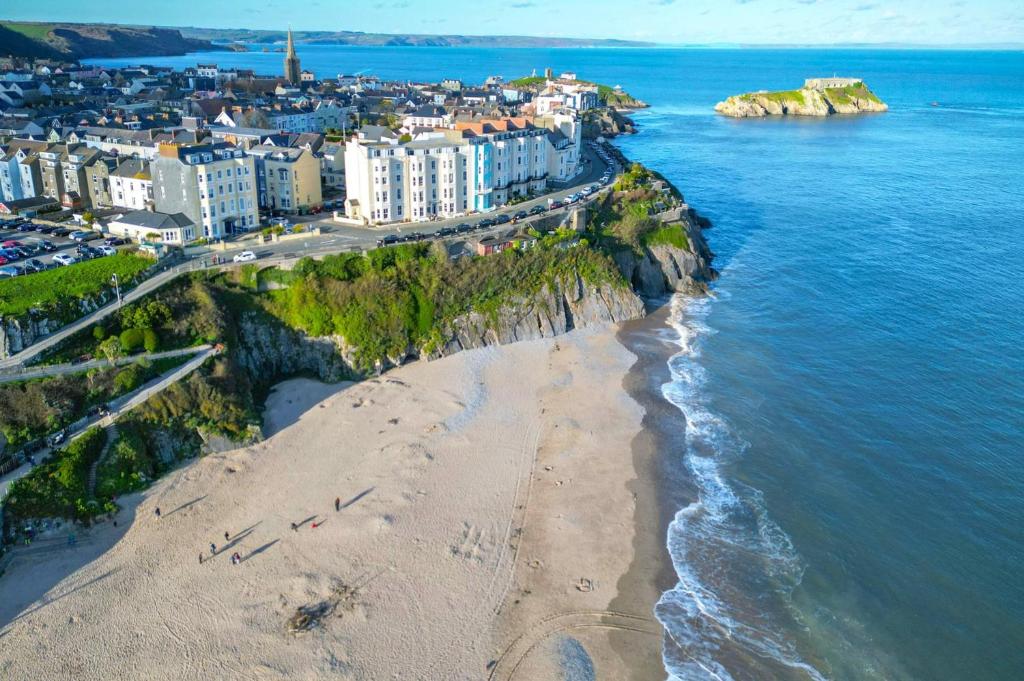 Burst Sewage pipe affecting water quality on Tenby South Beach and nearby beaches.